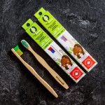 Brosse à dent en bois de bambou pour enfants bleue et rouge, fait au Québec par Ola Bamboo, un choix écologique