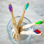 Brosse à dent en bois de bambou pour enfants bleue et rouge, fait au Québec par Ola Bamboo, un choix écologique