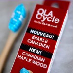 Brosse à dent en bois d'érable, bleu, fait au Québec par Ola Bamboo, un choix écologique