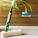 Brosse à dent à tête remplaçable, souple, fait au Québec, bleu, Ola Bamboo, un choix écologique