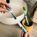 Brosse à dent à tête remplaçable, souple, fait au Québec, bleu, Ola Bamboo, un choix écologique